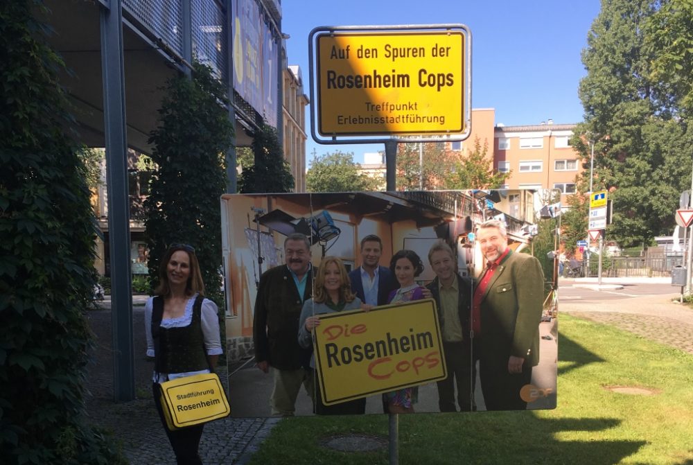 Rosenheim Cops und Stadtführerin Karin Wiesböck (Foto: Horst Senker)