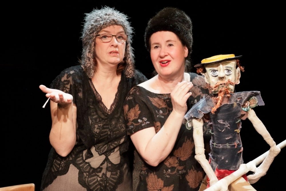 Don Quijote: Puppenspieler Annette Scheibler und Sigrun Kilger (Foto: Heinrich Hesse)