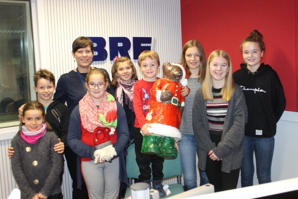 Gruppe 1 der Kgl. Theaterfreunde Eupen vlnr: Armelle, Alex, Pauline, Marie, Mathis, Katharina, Lucine und Maya mit Simonne Doepgen (Foto: Renate Ducomble, BRF)