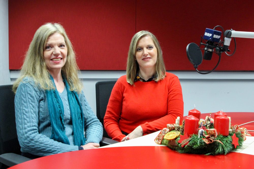 Sandra Herff und Katrin Margraff moderieren den BRF-Weihnachtsbasar 2018 (Bild: Julien Claessen/BRF)