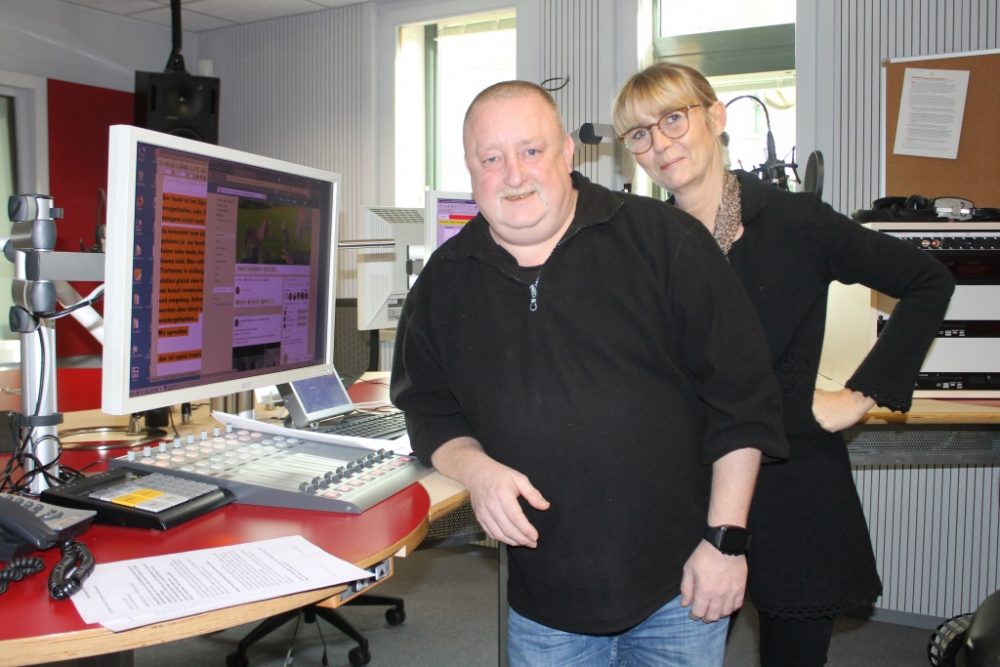 Franz König - hier mit BRF-Moderatorin Sabine Niessen - hat die erfolgreiche Facebook-Gruppe "Vermisste Tiere in Eupen und Umgebung" gegründet.