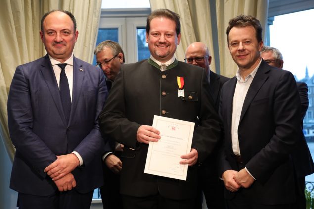 Lionel Lhote (Mitte) im Dezember 2017 mit dem wallonischen Ministerpräsidenten Willy Borsus (l.) und Minister Carlo Di Antonio (Bild: Virginie Lefour/Belga)
