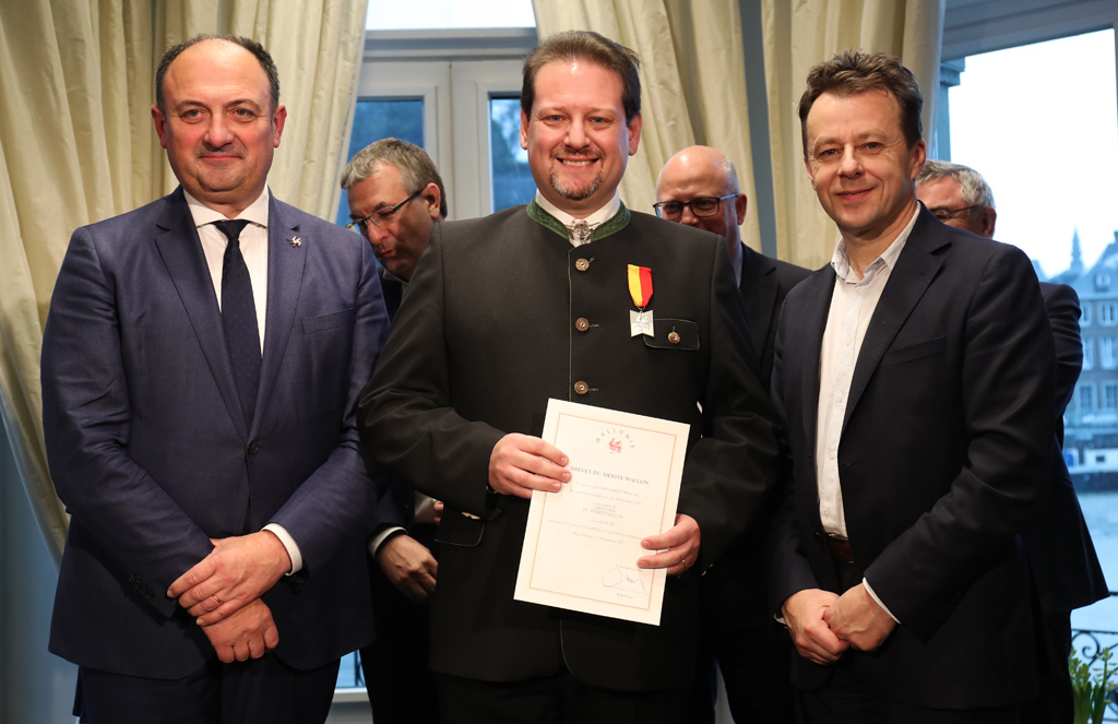 Lionel Lhote (Mitte) im Dezember 2017 mit dem wallonischen Ministerpräsidenten Willy Borsus (l.) und Minister Carlo Di Antonio (Bild: Virginie Lefour/Belga)