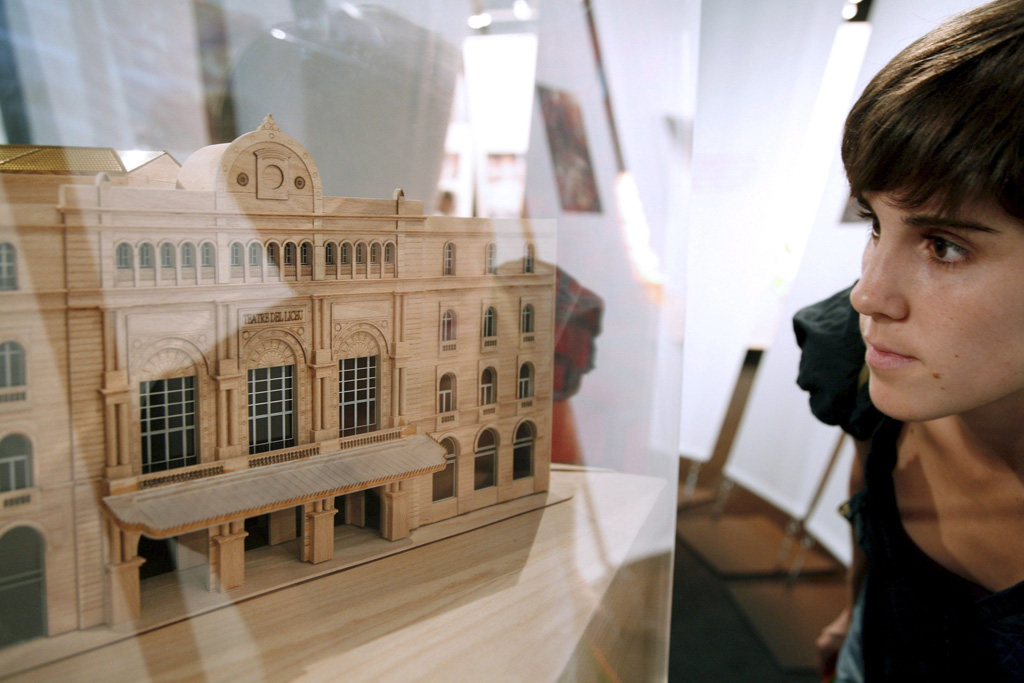Modell des Gran Teatre del Liceu in einer Ausstellung zum 150. Geburtstag im Jahr 2009 (Bild: Xabier Bertal/EPA)