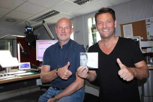 BRF1-Moderator Andreas Ryll mit Detlef Malinkewitz (rechts) in der Brasserie (Foto: Renate Ducomble, BRF)