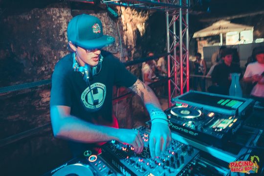 Micronox beim Outlook Festival in Kroatien (Bild: Pacino Beach Bar)