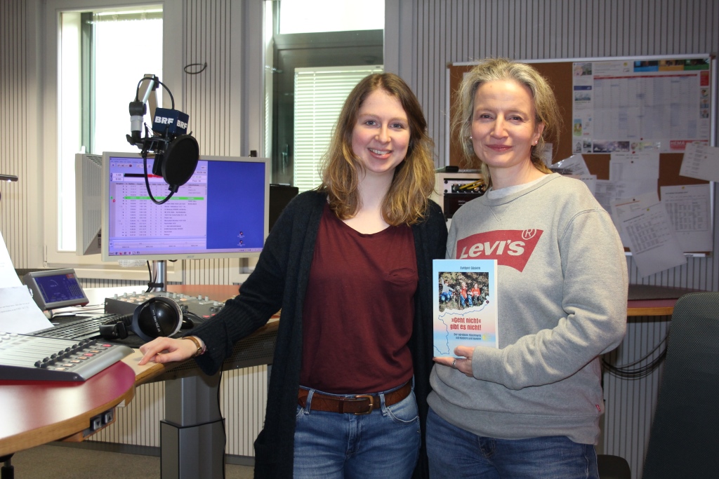"Geht nicht" gibt es nicht!: Evelyne Güsken (rechts) stellt ihr Buch bei Lena Orban in der Brasserie vor (Foto: Renate Ducomble, BRF)