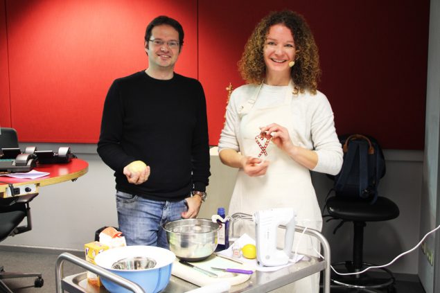 Olivier Krickel und Judith Peters backen Plätzchen (Bild: Katrin Margraff/BRF)