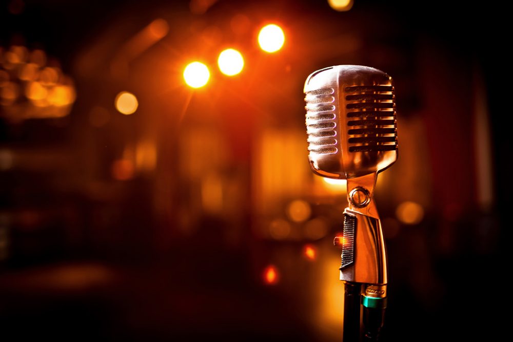 Retro-Mikrofon auf der Bühne