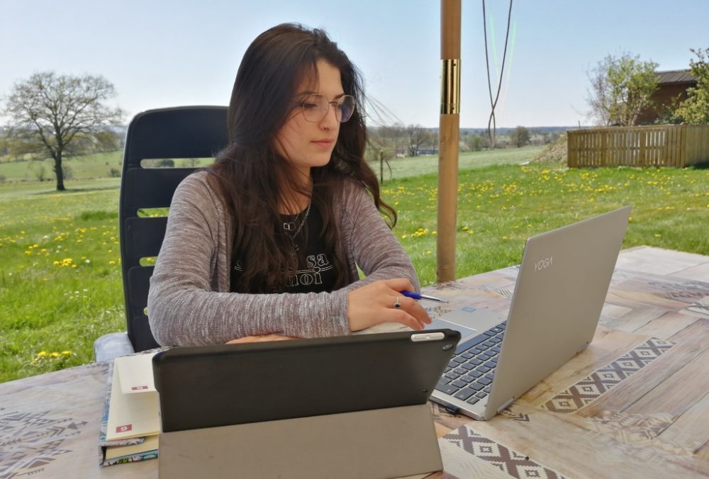 Jugendarbeiterin Janis im Home-Office (Foto: RDJ)