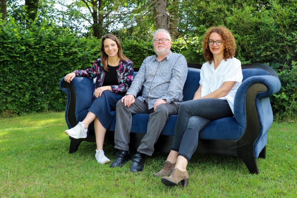 Stabwechsel bei Forum vlnr Raffaela Schaus, Werner Barth und Judith Peters (Foto: Julien Claessen, BRF)