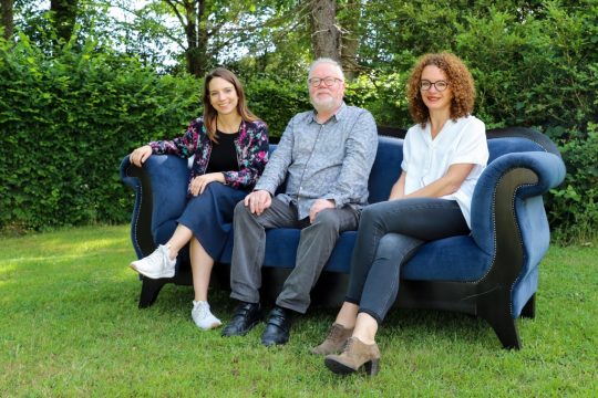 Stabwechsel bei Forum vlnr Raffaela Schaus, Werner Barth und Judith Peters (Foto: Julien Claessen, BRF)