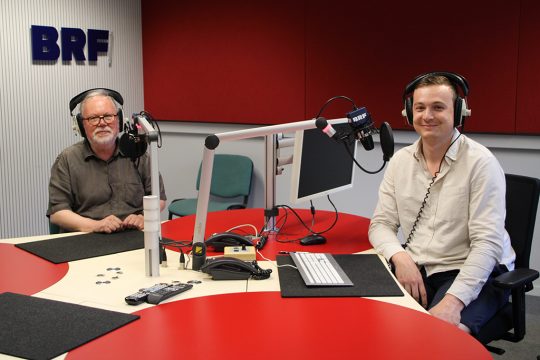 Sporttreff-Moderatoren Werner Barth und Robin Emonts (Bild: Katrin Margraff/BRF)