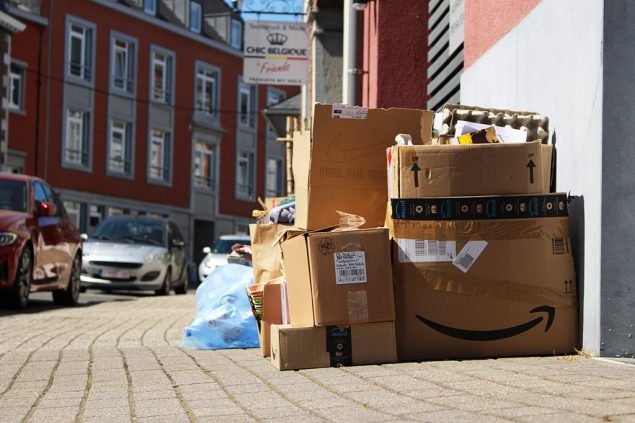 Karton- und Papiermüll warten aufs Abholen (Bild: BRF)