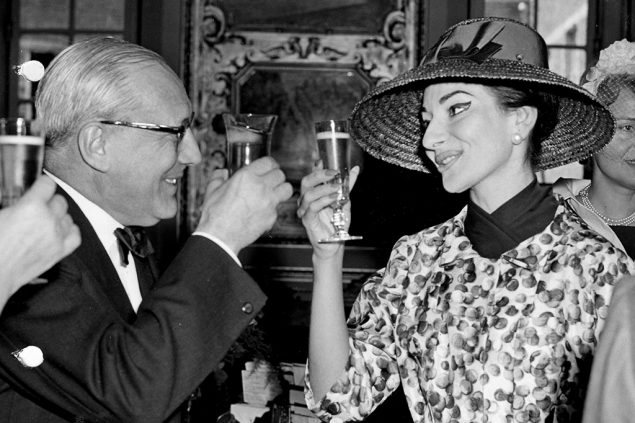 Maria Callas zusammen mit M. Cooremans im Juli 1957 im Brüsseler Rathaus (Archivbild: Belga)