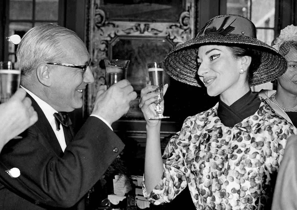 Maria Callas zusammen mit M. Cooremans im Juli 1957 im Brüsseler Rathaus (Archivbild: Belga)