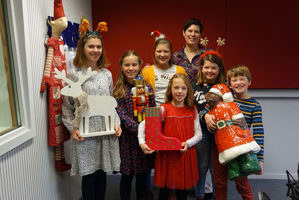 Simonne und die Radiokinder. V. l. n. r.: Marie, Charlotte, Murielle, Claire, Noémie und Levy. (Foto: Sylke Tegtmeier/BRF)