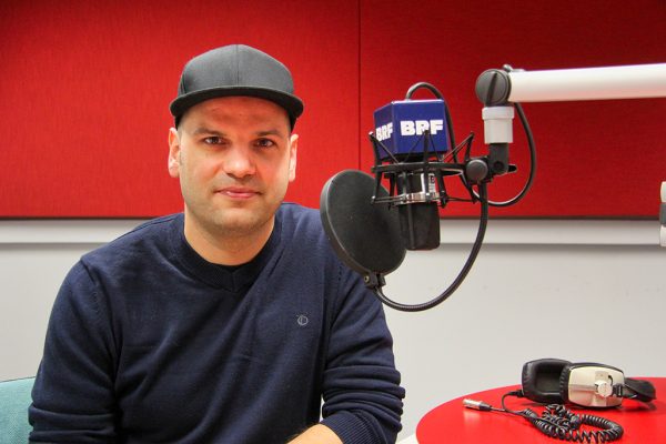 Andy Houscheid im BRF-Studio (Bild: Olivier Krickel/BRF)