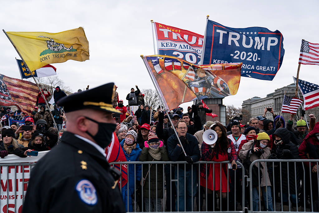 Trump-Anhänger vor ihrem Ansturm auf das Kapitol (Bild: Alex Edelman/AFP)