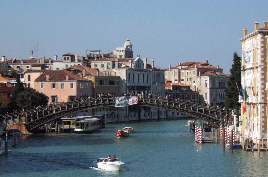 Blick auf die Accademia-Brücke in Venedig (Bild: Andrea Merola/EPA)