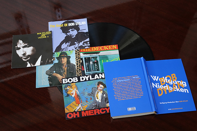 „Wolfgang Niedecken über Bob Dylan" sowie Platten von Dylan und Niedecken (Foto: Jill Croé/BRF)