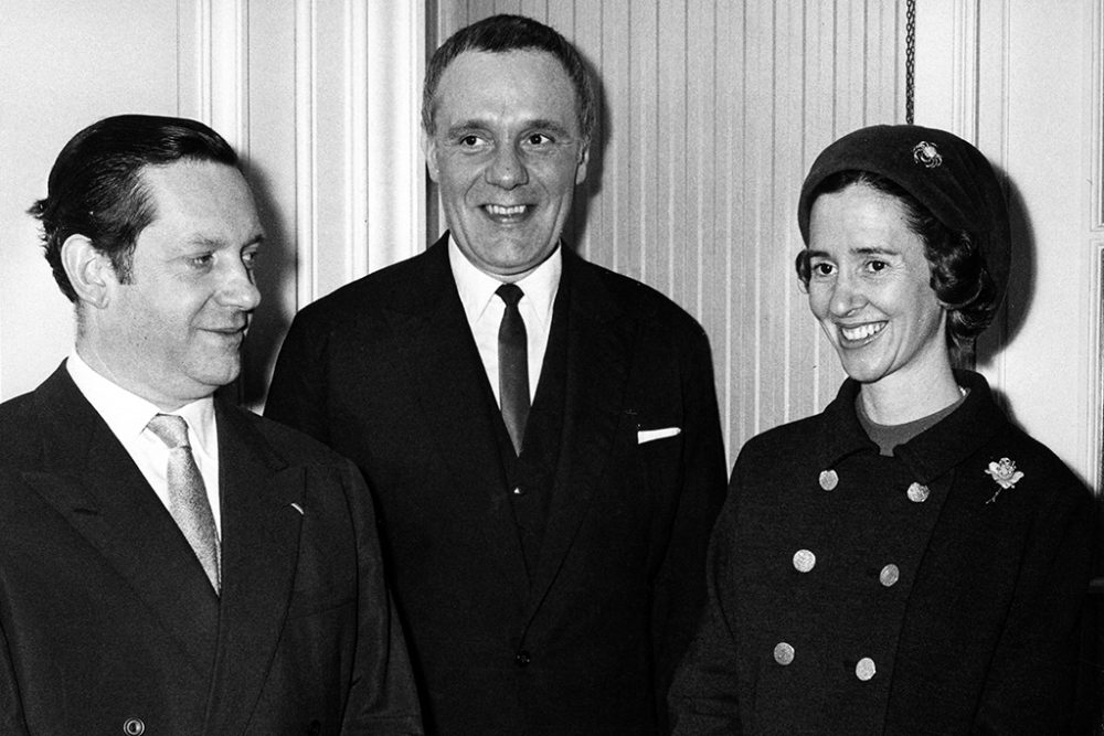 Arthur Grumiaux (l.) 1968 mit Dirigent Jacques Pernoo und Königin Fabiola (Bild: Belga-Archiv)