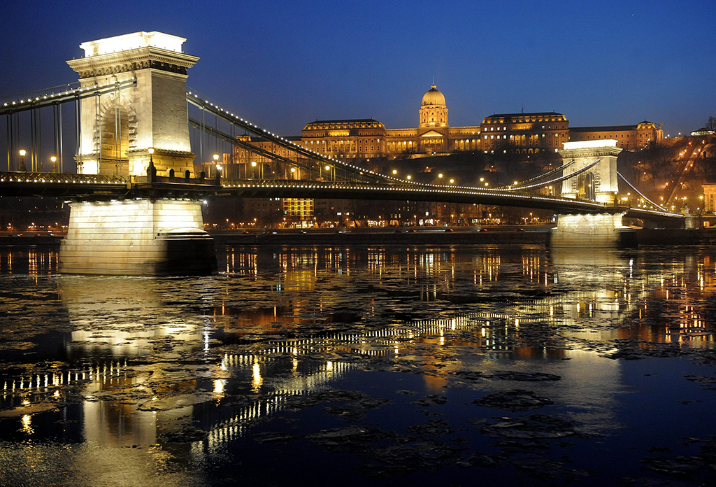Blick auf Donau, Kettenbrücke und Budapester Burg (Bild: Tibor Illyes/EPA)