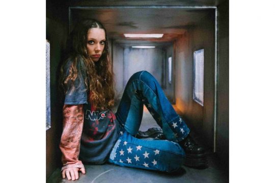 Holly Humberstone - The Walls Are Way Too Thin