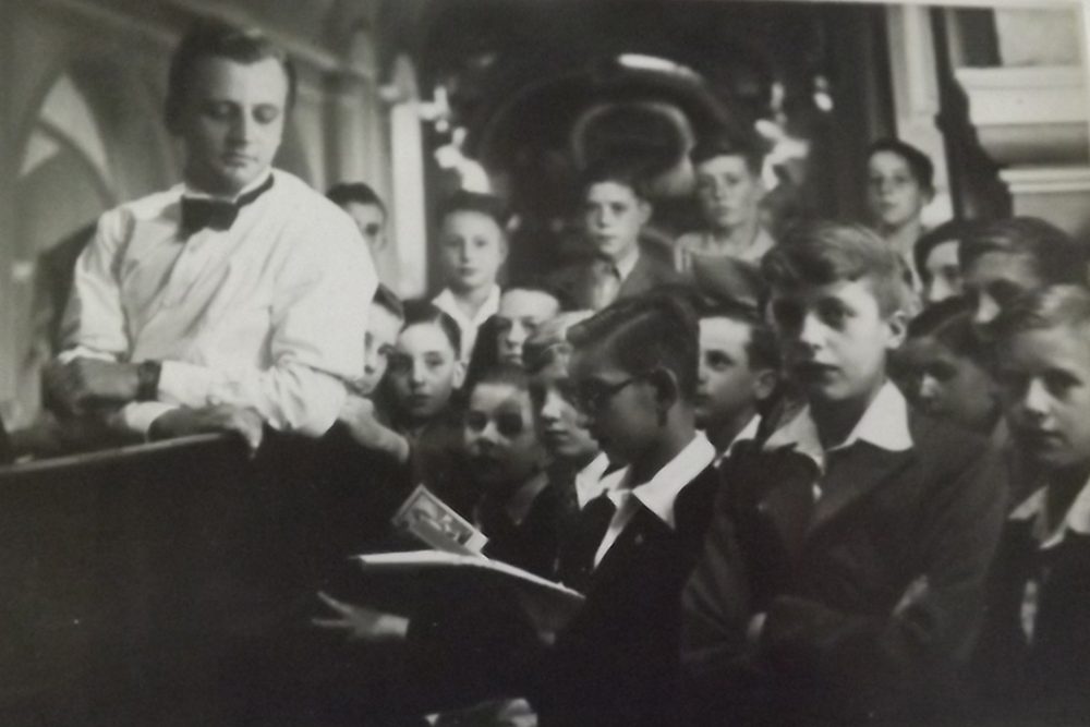 Willy Mommer Jr mit seinem Knabenchor auf der Orgelbühne der Klosterkirche in Eupen (Bild: Familie Mommer)