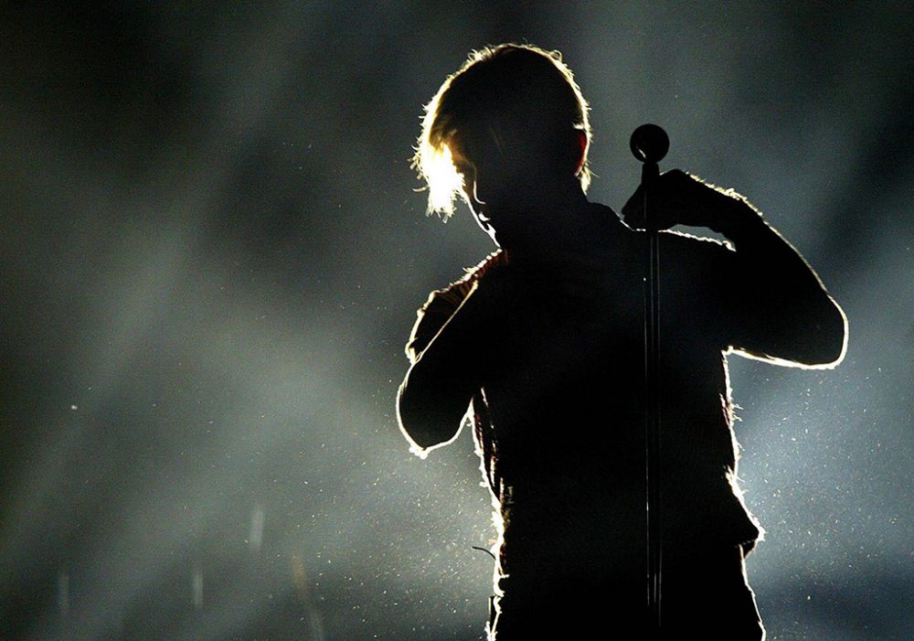 David Bowie bei einem Konzert in Manchester 2003 (Bild: Martin Rickett/EPA)