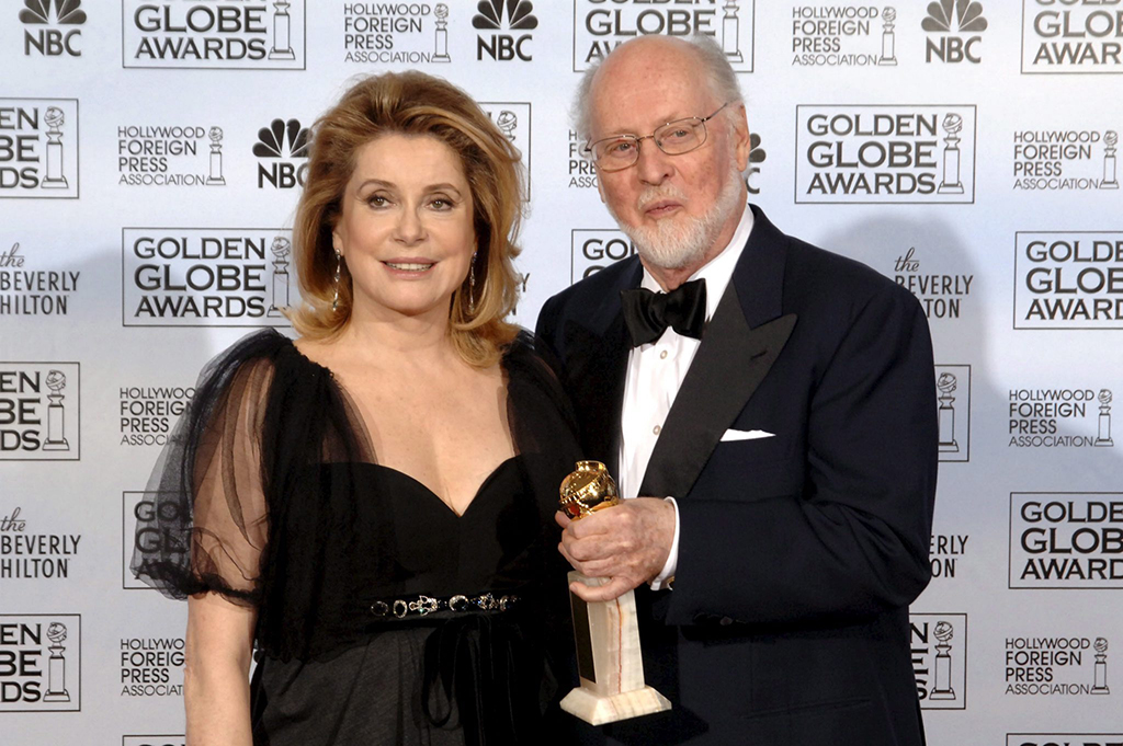John Williams zusammen mit Catherine Deneuve bei der Golden-Globe-Verleihung 2006 (Archivbild: Tim Long/HFPA/EPA)