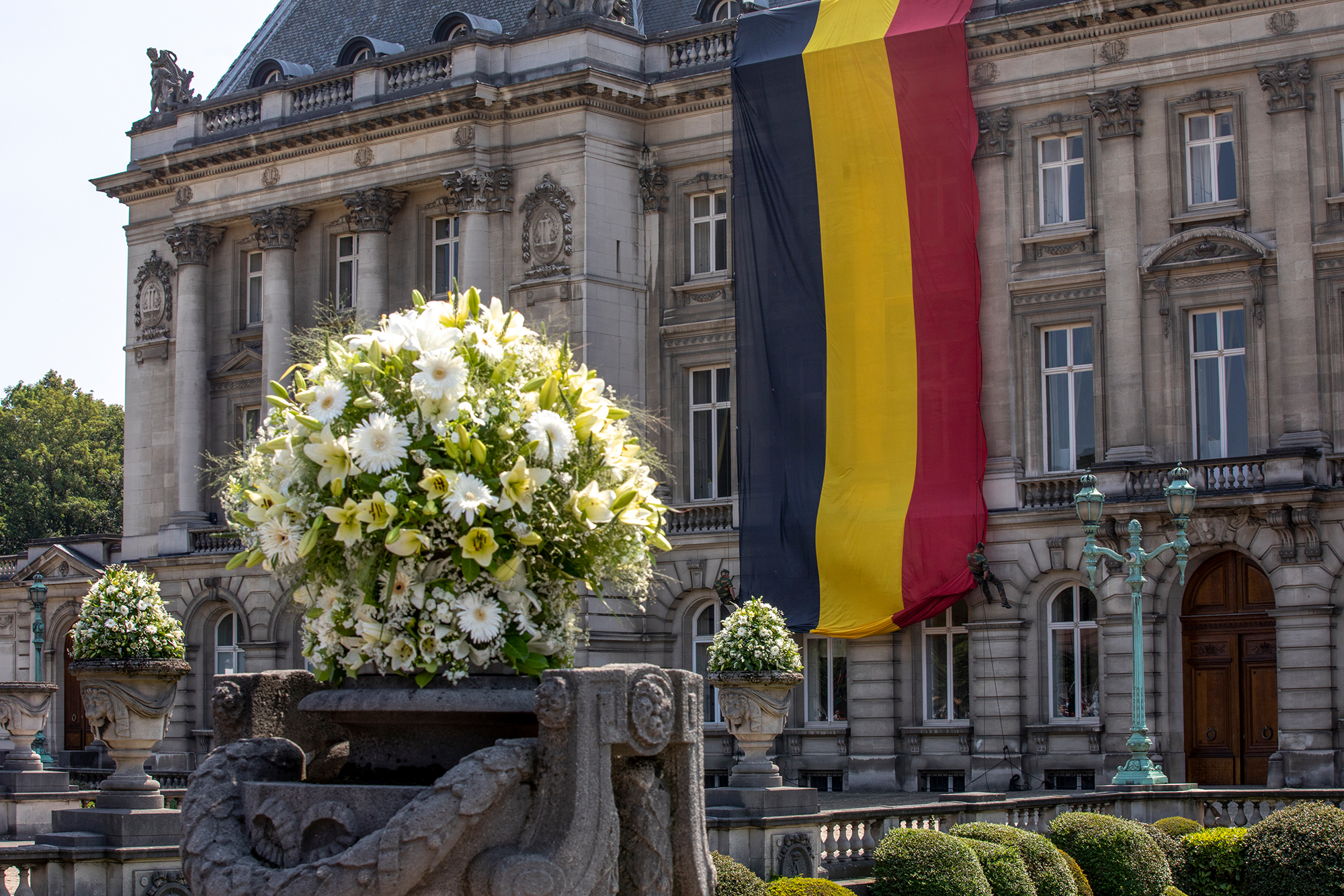 Belgische Nationalflagge vorm Königspalast (Archivbild: Hatim Kaghat/Belga)