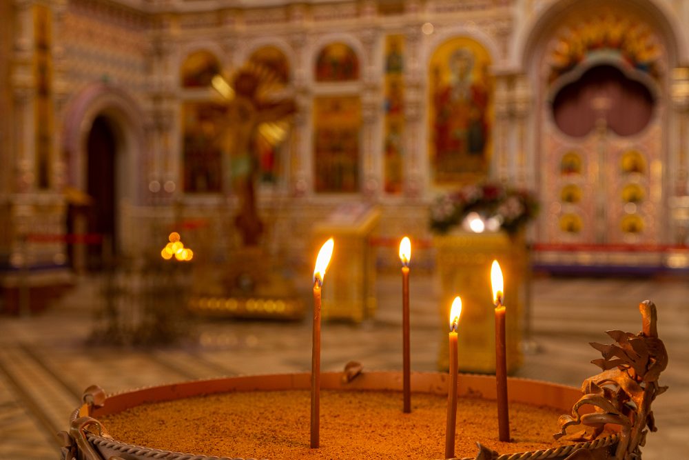 Kerzen brennen in Kirche (Illustrationsbild: © fotoevent.stock/Panthermedia)