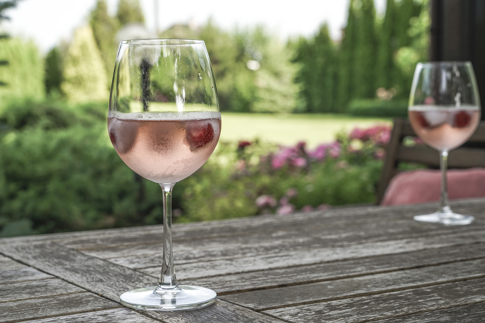 Weingläser auf Tisch im Garten