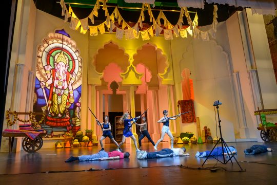 Die Lütticher Oper präsentiert "Lakmé" - das Ensemble (Bild: J Berger - ORW Liège)