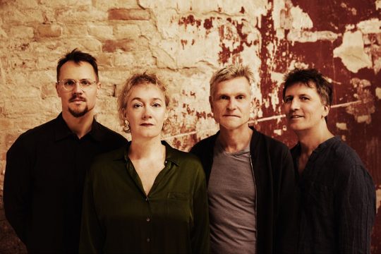 Uli Kempendorff, Julia Hülsmann, Heinrich Köbberling, Marc Muellbauer (Bild: © Dovile Sermokas/ECM Records)