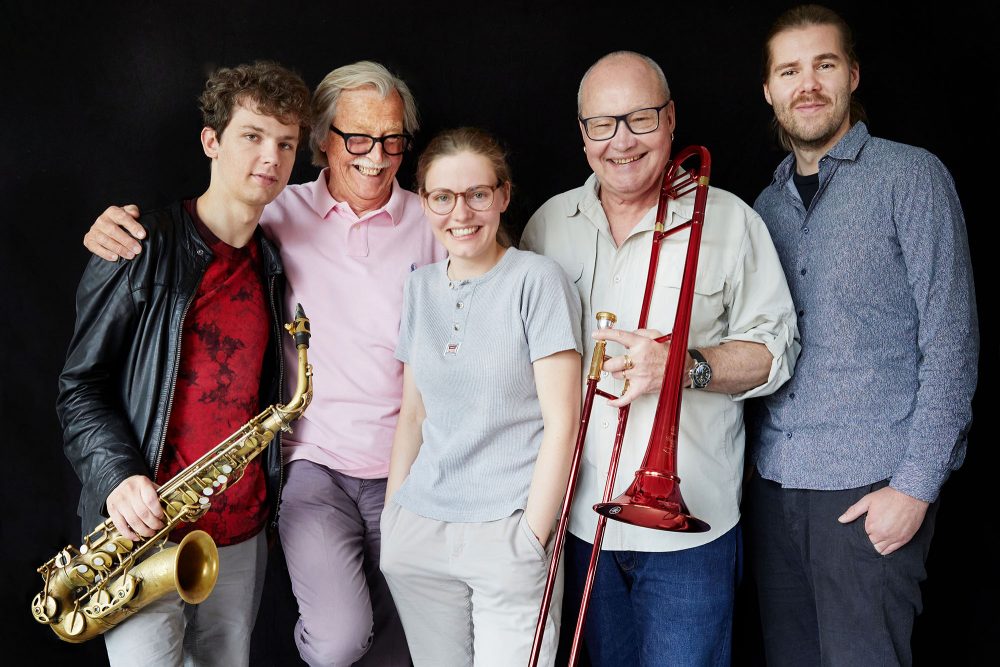 We are family: Jakob Manz, Siggi Loch, Johanna Summer, Nils Landgren, Philipp Schiepek – Bild: Gregor Hohenberg