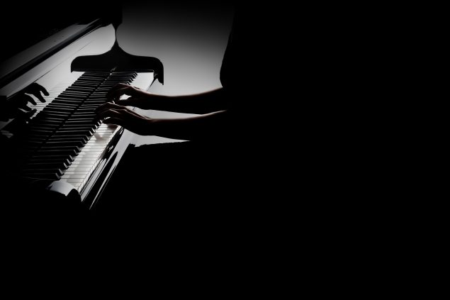 Pianistin am Flügel