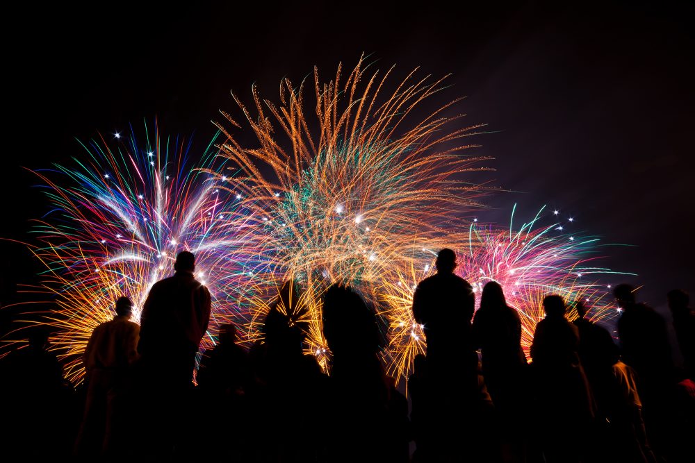 Menschen betrachten Silvester-Feuerwerk (Bild: © Deymosd/Panthermedia)
