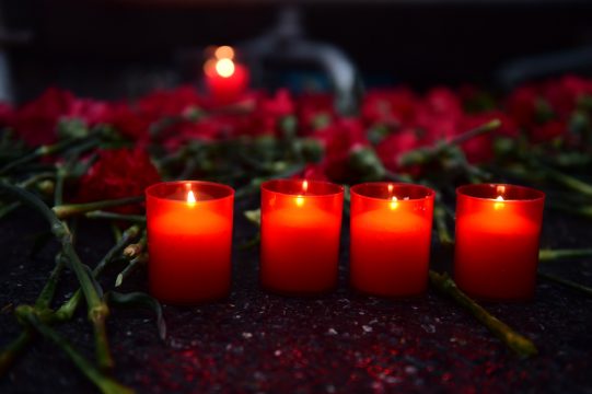 Brennende Grabkerzen