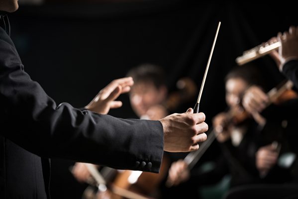Dirigent dirigiert Sinfonieorchester