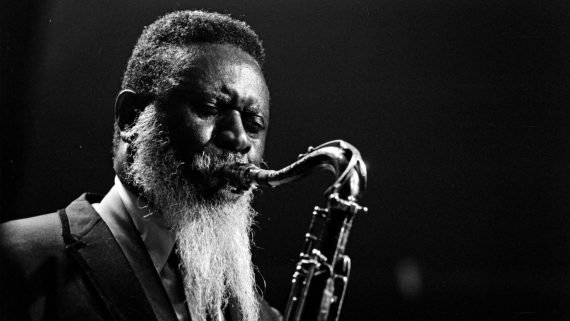 Pharaoh Sanders mit Tenorsaxofon beim New Jazz Festival am 6. Juni 1980 in der Fabrik Hamburg (Bild: NDR)