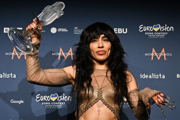 Die schwedische Sängerin Loreen mit der ESC-Trophäe (Bild: Paul Ellis/AFP)