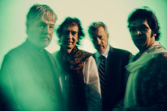 Béla Fleck, Zakir Hussain, Edgar Meyer & Rakesh Chaurasia (Bild: October Promotion)
