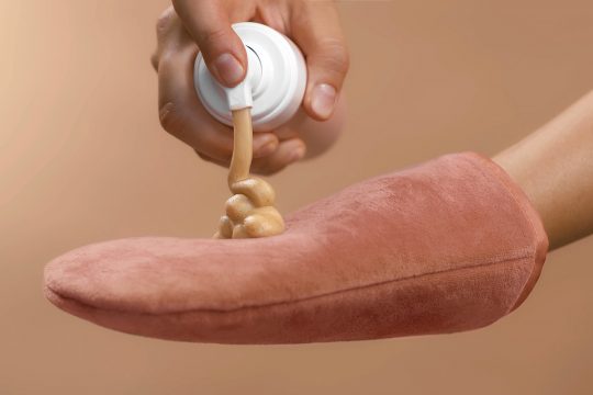 Selbstbräuner (Illustrationsbild: © Kazzakova/Panthermedia)