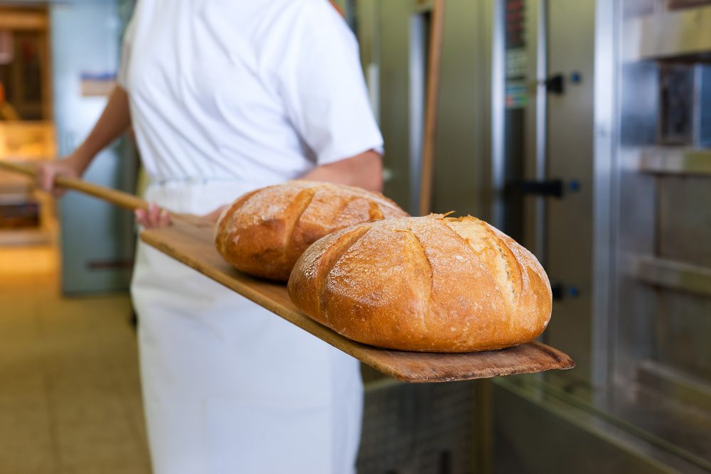 Bäcker beim Backen von Brot (Illustrationsbild: © Arne Trautmann/Panthermedia)