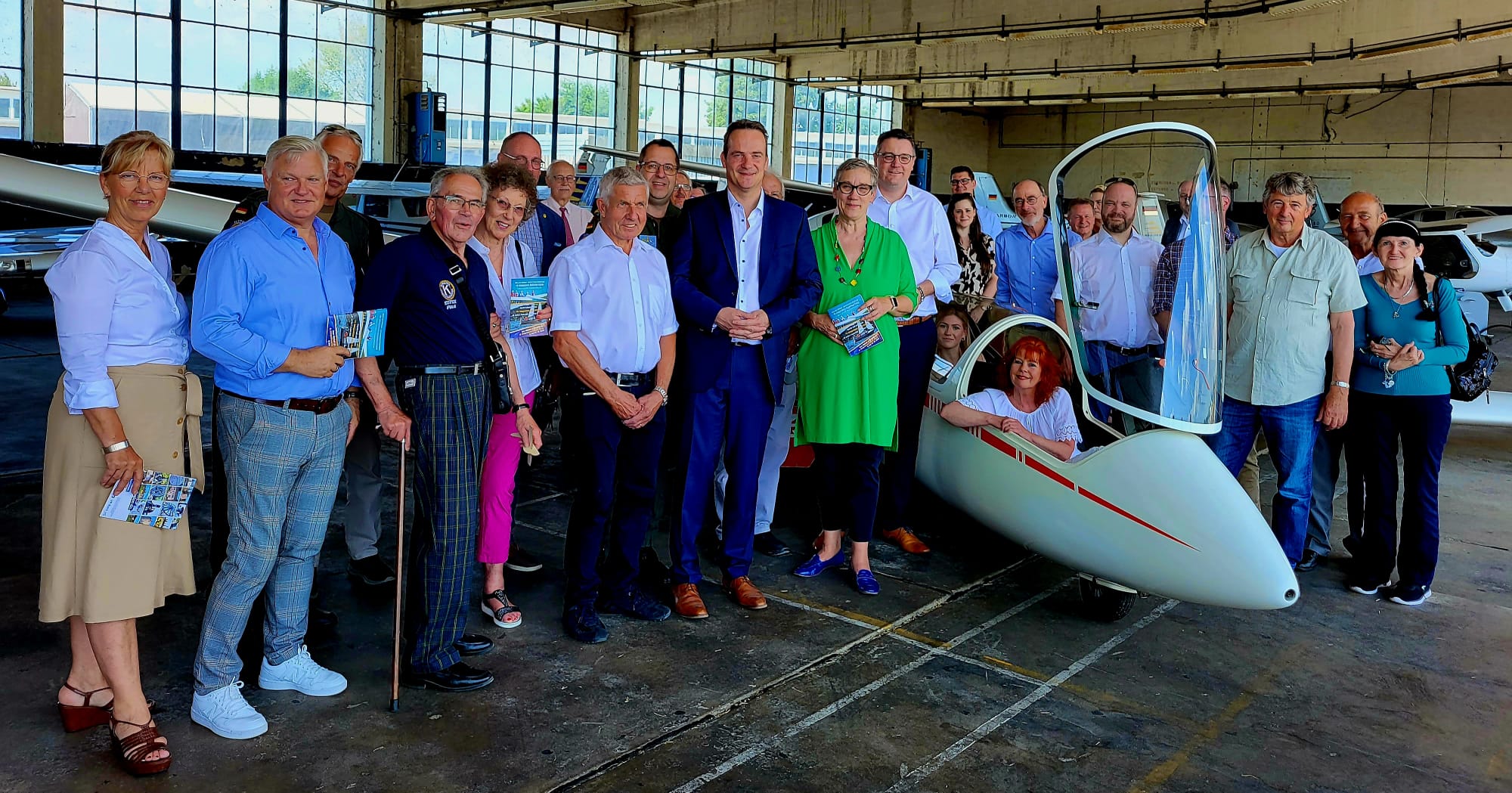 Im Rahmen einer Pressekonferenz wurden die Jugend-Camps 2023 am Donnerstag am Flughafen Merzbrück vorgestellt - daran nahm auch DG-Ministerpräsident Oliver Paasch teil (Bild: Verein zur Förderung von Integrativen Jugendcamps)