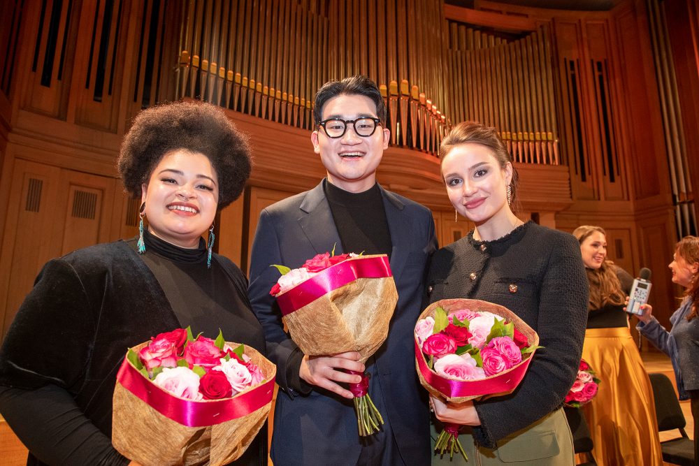 Gewinner Taehan Kim (Mitte) mit der Zweitplatzierten Jasmin White (l.) und der Drittplatzierten Julia Muzychenko-Greenhalgh (Bild: Nicolas Maeterlinck/Belga)