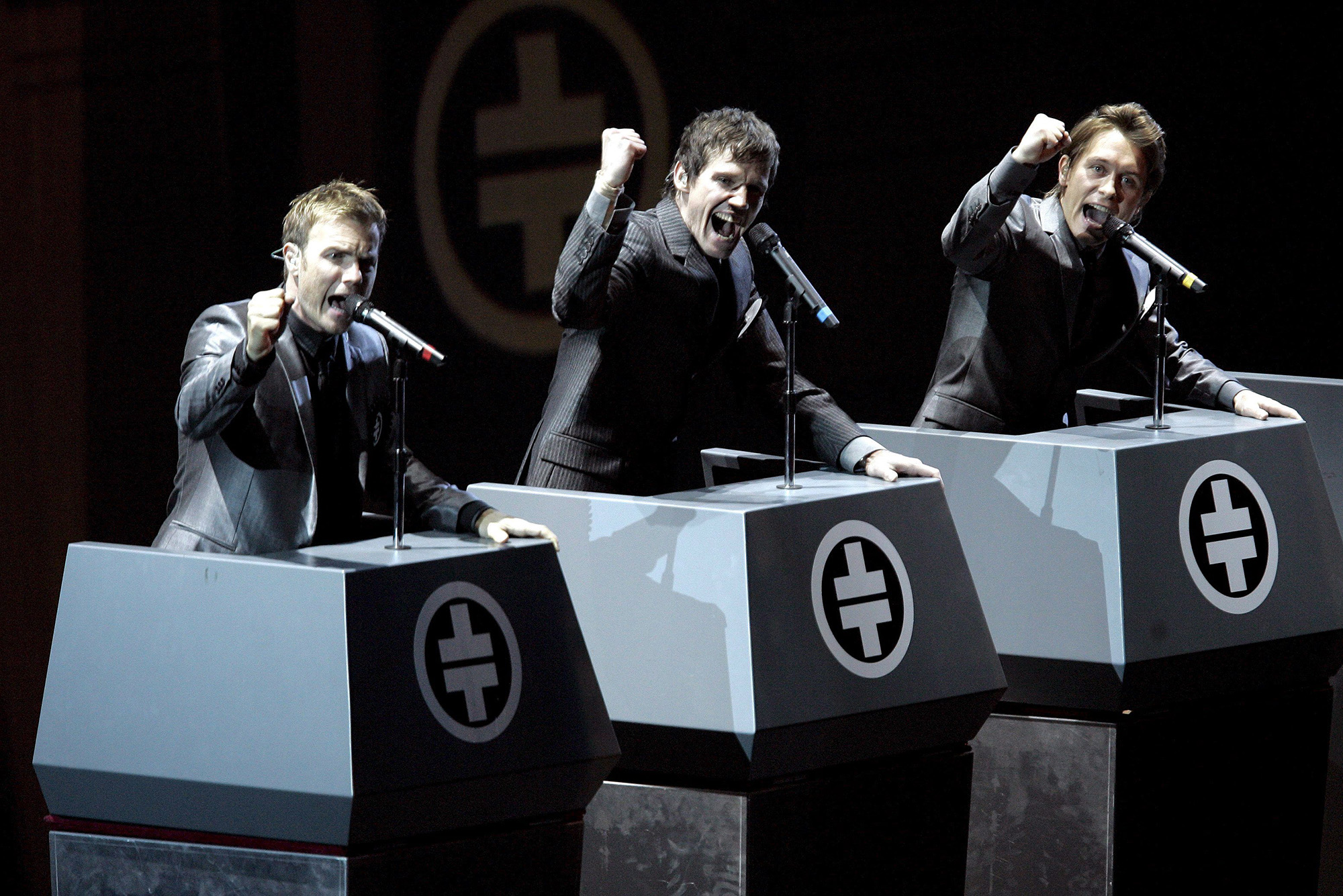 Gary Barlow, Jason Orange und Mark Owen von "Take That" bei einem Konzert im Oktober 2007 in Köln (Archivbild: Jörg Carstensen/EPA)