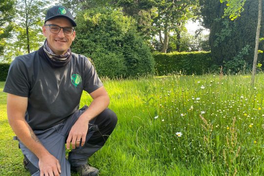 Gartenexperte Yannick Radermeker (Bild: Simonne Doepgen/BRF)